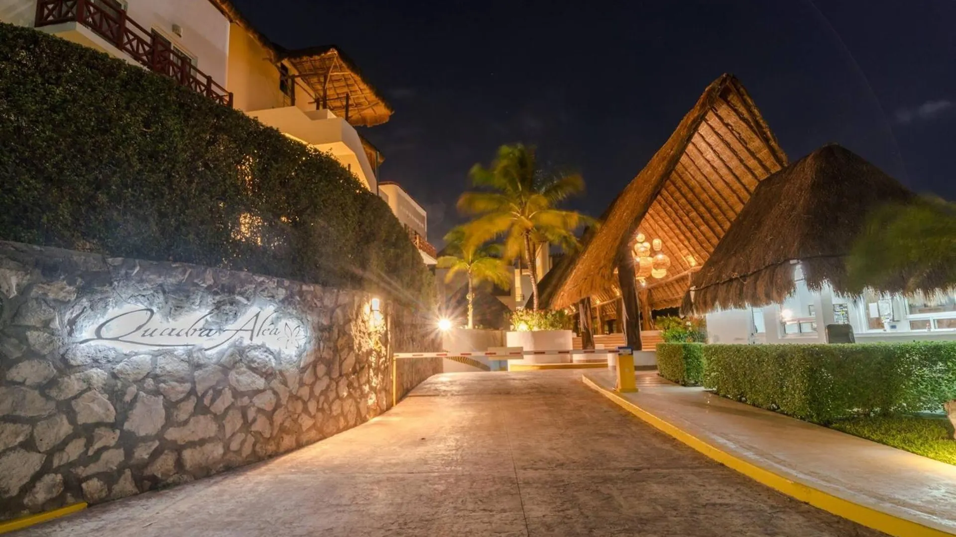 Ferienhaus 2 Bedroom Condo With Pool & Gym - Calm Near To The Beach - At Quadra Alea - Xaman 201 Playa del Carmen